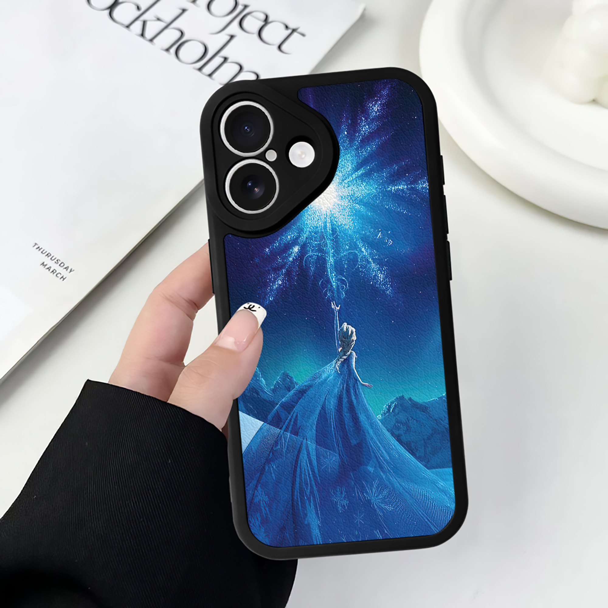 （画像用） アナと雪の女王 アンナ エルサ Frozen Anna Elsa 【iPhone 16シリーズ対応】シリコンスマホケース（レザー調） 材質：シリコン